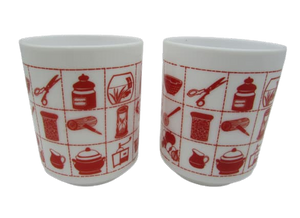 Mugs Arcopal vintage avec décor d'ustensiles de cuisine